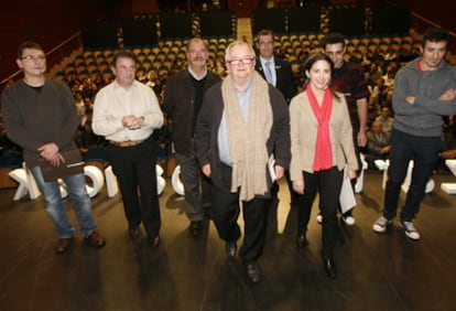 De izquierda a derecha, Andoni Luis Aduriz, Martín Berasategui, Pedro Subijana, Juan Mari Arzak, Markel Olano, Elena Arzak, Iñigo Cojo y Eneko Atxa, en el Kursaal.