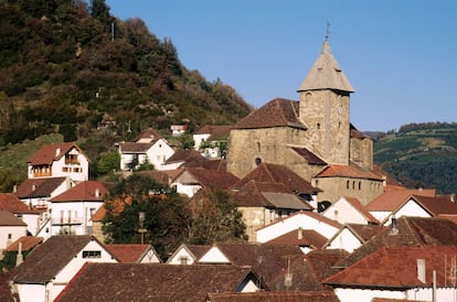 Sus palacios medievales, sus casas blasonadas de los siglos XVIII y XIX, su caserío de tejados picudos a dos o cuatro aguas, su iglesia de piedra y su viejo puente medieval hacen de Ochagavía (Navarra) una de las puertas de entrada a la selva de Irati (que está a solo 24 kilómetros) y una postal perfecta del Pirineo navarro. Por sus calles empedradas se rodó buena parte de la película de Montxo Armendáriz Secretos del corazón (1997).