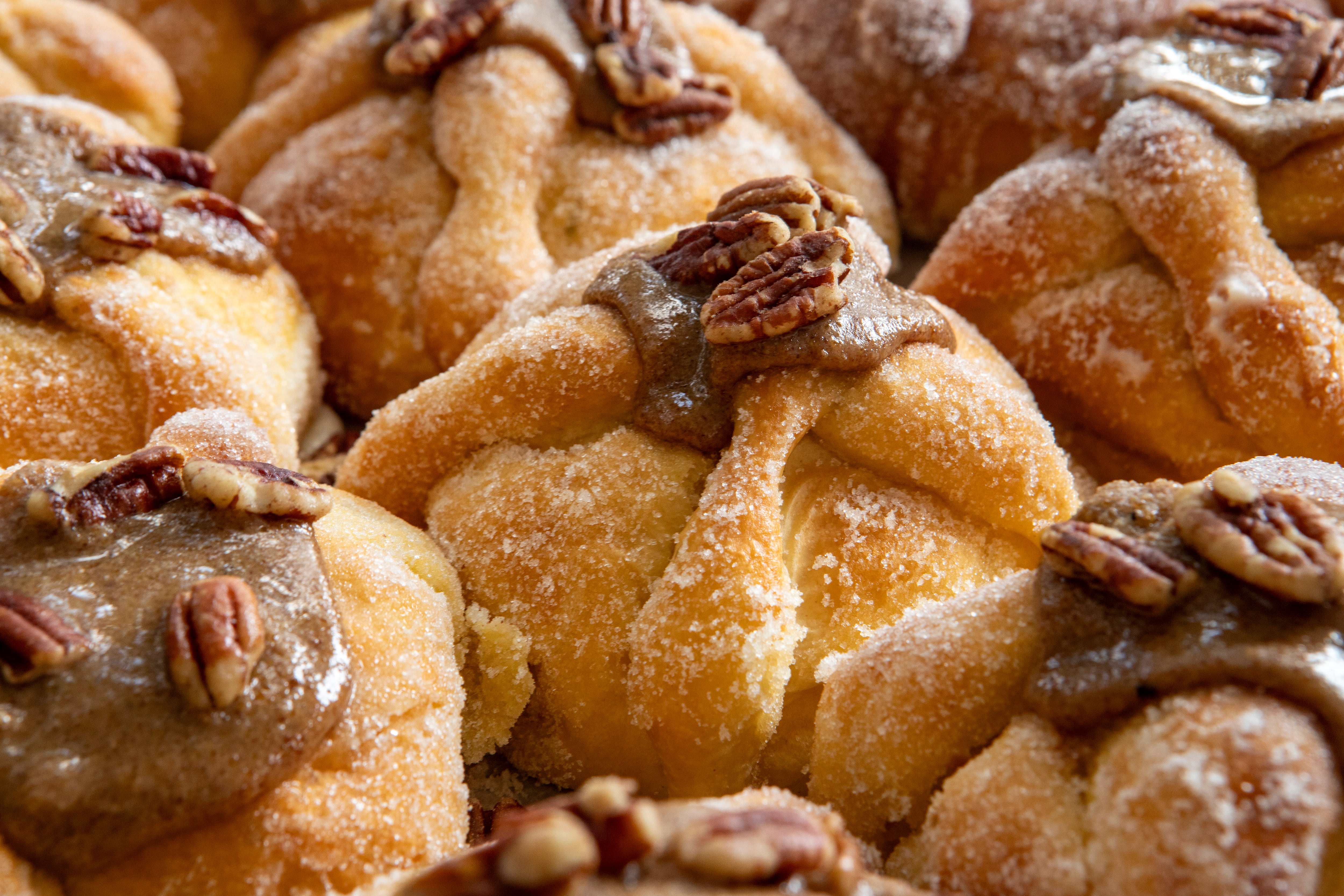 Pan de muerto con crema de vainilla y praline de nuez de Odette panadería.