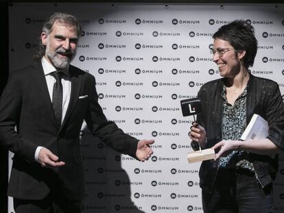 Jordi Cuixart i Eva Baltasar, durant el lliurament del Premi Òmnium a la millor novel·la de l'any.
