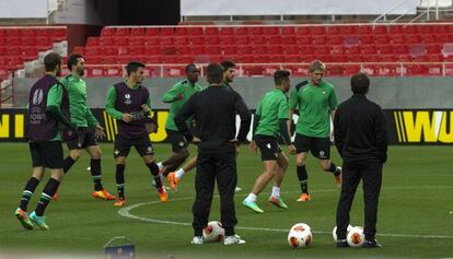 Los jugadores del Betis, durante el entrenamiento en el Sánchez Pizjuán.