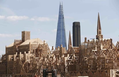 Una escultura londinense de 120 metros de altura del siglo XVII se ha construido para un evento en el que se le prende fuego para contar la historia del Gran Incendio de Londres de 1666 (Inglaterra).