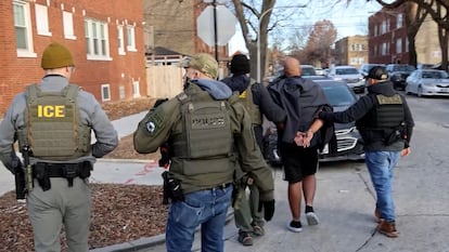 Captura de un video donde agentes migratorios llevan a cabo un arresto en Chicago, en enero pasado.