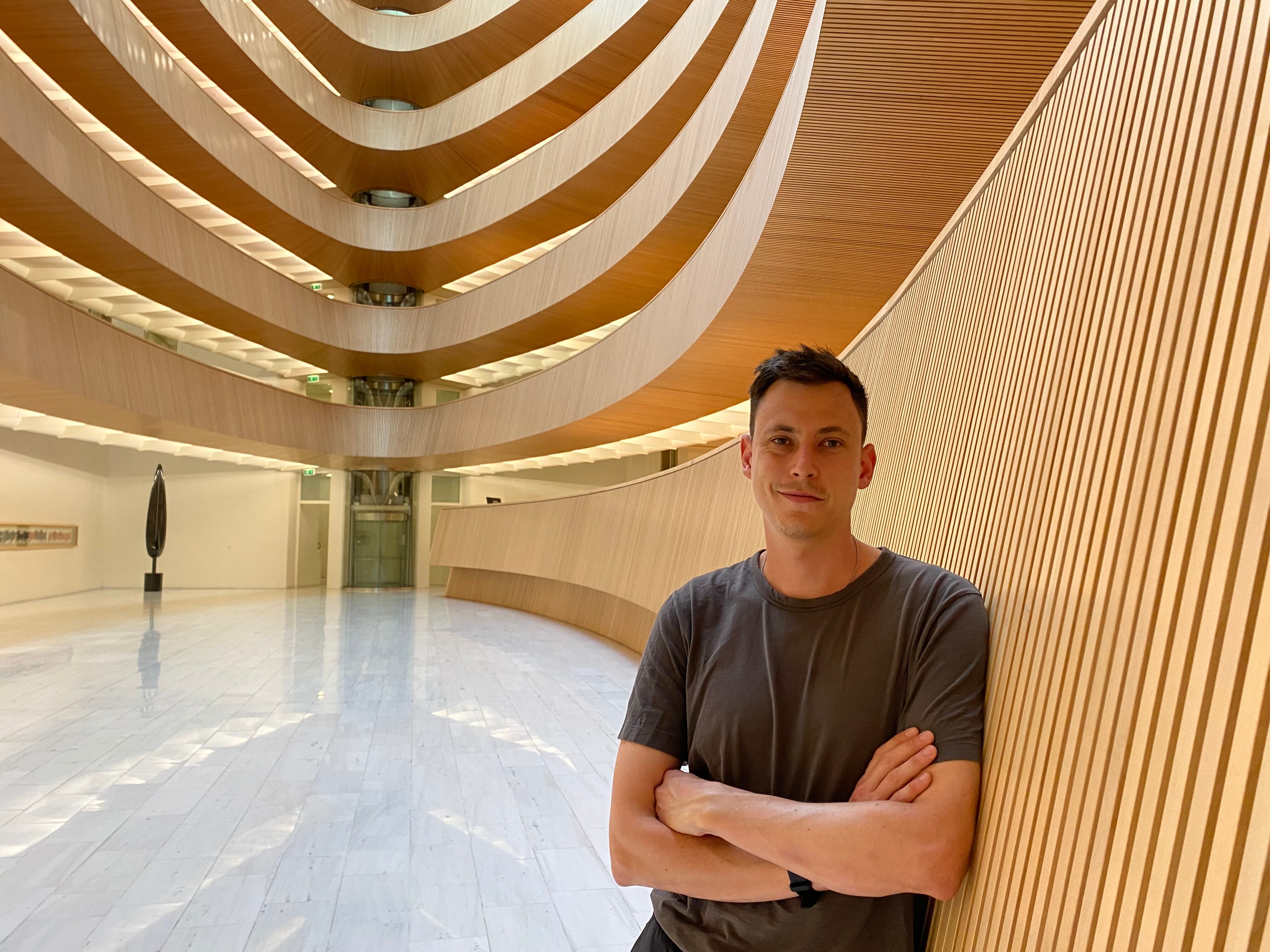 Miquel Serra, en la biblioteca de la Universidad de Zurich.