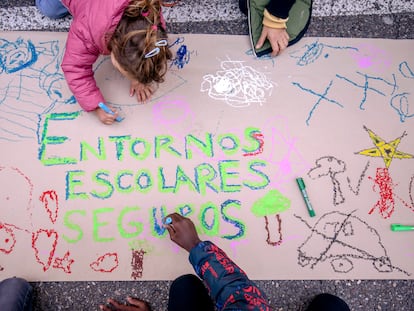 Alumnos y madres y padres preparan carteles para participar en una 'revuelta escolar' contra los coches, en el colegio Menéndez Pelayo en Madrid.