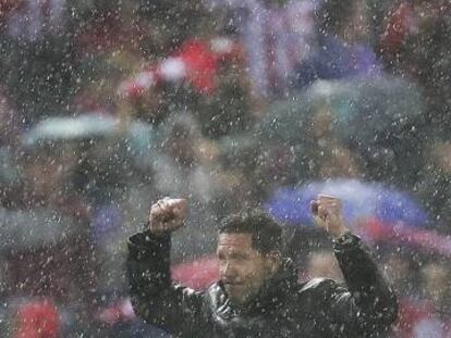 Simeone, bajo la lluvia en el Calder&oacute;n.