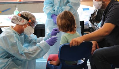 Una treballadora fa una prova de covid-19 a un dels infants participants en l'estudi Kids Corona.