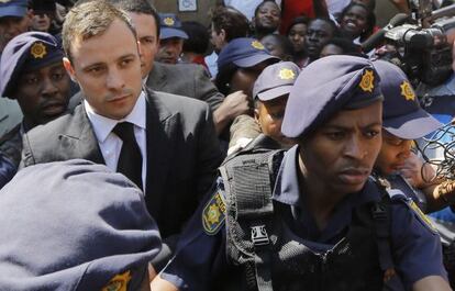 Oscar Pistorius a su salida del juicio por asesinato.