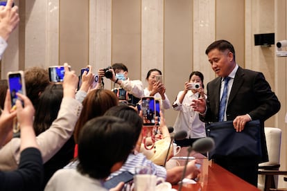 El gobernador del Banco Popular de China, Pan Gongsheng, habla con los periodistas tras una rueda de prensa en Pekín, China, este martes.