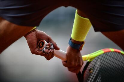 Detalle de las manos de Nadal durante la final. Deportistas, grandes campeones en activo y retirados, instituciones, todos, han mostrado su absoluta entrega y admiración a Rafael Nadal, que ha conseguido este domingo su duodécima título en Roland Garros.