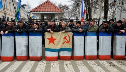 Simpatizantes prorrusos se concentran en una calle de Simferópol, Crimea.