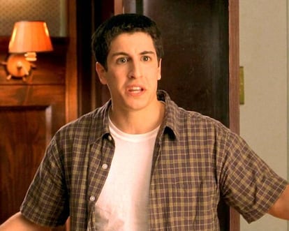 <p>Jim Levenstein logró que el pastel de manzana -postre que profana en la primera película- dejara de resultarnos una opción apetecible. Después de dar vida al torpe protagonista de la saga, Jason Biggs (1978, EE UU) participó en películas como 'Jay y Bob el Silencioso contraatacan' o 'Una novia para dos', donde prácticamente interpretaba el mismo papel que en 'American Pie'. Su mayor logro fue protagonizar junto a Christina Ricci la película de Woody Allen 'Todo lo demás' en 2003. Sin embargo, las críticas no fueron muy amables y el trabajo de Biggs volvió a pasar sin pena ni gloria. En 2013, le llegó una nueva oportunidad en la serie 'Orange is the new black' y su cara volvió al imaginario del público. Su mujer, la actriz Jenny Mollen, confesó en sus memorias ('I Like You Just the Way I Am') que contrató una prostituta como regalo para Jason con el fin de celebrar su cumpleaños y mantener la chispa después de seis años de matrimonio. El actor le agradeció el detalle públicamente pero confesó que los tríos no están hecho para él. Este año ha protagonizado la serie 'Charlie Foxtrot'. No le va ni bien ni mal.</p> <p><strong>Nivel profesional:</strong> discreto.</p>