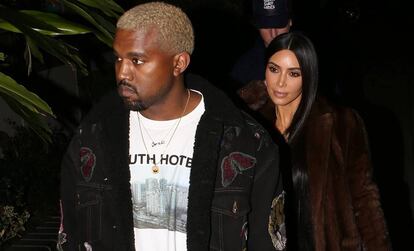 Kanye West y Kim Kardashian, en un restaurante en Calabasas.