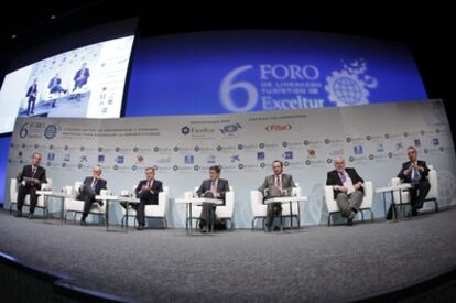 (De izq. a derecha.) El lehendakari, Patxi López; el presidente de la Xunta, Alberto Núñez Feijóo; el presidente del Gobierno canario, Paulino Rivero y el presidente de las Islas Baleares, José Ramón Bauzá, entre otros, durante su participación en el VI Foro de Exceltur de Madrid