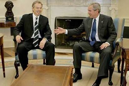 El presidente de EE UU, George W. Bush (derecha), saluda al primer ministro británico, Tony Blair, durante el encuentro que han mantenido en la Casa Blanca.