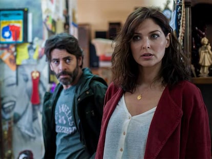 Eduardo Noriega y Blanca Soto, en una imagen de la serie 'No te puedes esconder'.