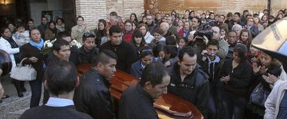 Trasladado del féretro de la estudiante de 16 años que se quitó la vida en Torralba de Calatrava (Ciudad Real).