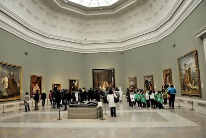 Un grupo de visitantes, entre ellos varios niños, en la sala 12 del Prado, dedicada a Velázquez, donde se expone 'Las meninas'.