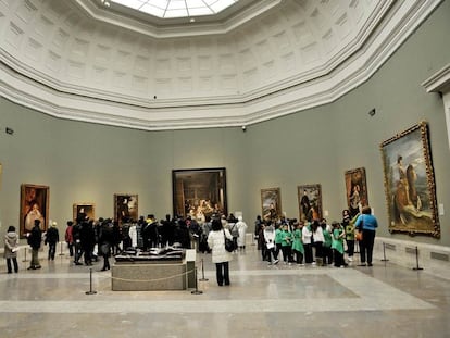 Un grupo de visitantes, entre ellos varios niños, en la sala 12 del Prado, dedicada a Velázquez, donde se expone 'Las meninas'.