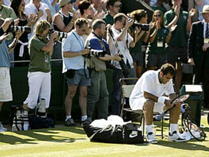 Sampras, rodeado de fotógrafos, tras ser eliminado en la segunda ronda del torneo de Wimbledon.