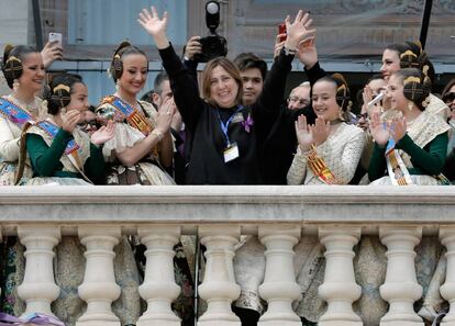 La pirotécnica Maria José Lora tras la 'mascletà' que disparó por primera vez este 8 de Marzo, en el balcón del Ayuntamiento, rodeada de las falleras mayores.