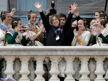 La pirotécnica Maria José Lora tras la 'mascletà' que disparó por primera vez este 8 de Marzo, en el balcón del Ayuntamiento, rodeada de las falleras mayores.