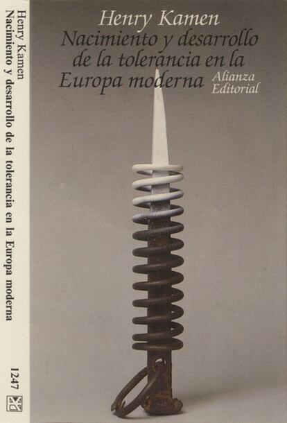 El diseñador Daniel Gil (Santander, 1930-Madrid, 2004) es todo un referente en el panorama del diseño gráfico español. Nadie como él ha influido en los diseños del campo editorial. La claridad en el mensaje y en la expresión de ideas complejas, ayudado por el uso de la fotografía de forma objetiva, son algunas de sus señas de identidad. Su obra más conocida es fruto de su relación con la editorial Alianza para la que creó las portadas de la colección El Libro de Bolsillo, cuyas composiciones nunca dejan indiferente. Su entusiasmo por Magritte ayuda a entender su obra. La Escuela de Arte Número Diez, que recibió su legado, ha presentado esta semana el archivo (www.danielgil.org), cuyo equipo ha realizado la catalogación y digitalización de la herencia de este gran diseñador gráfico.