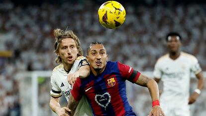Modric presiona a Raphinha en el Clásico de la pasada jornada entre el Madrid y el Barcelona disputado en el Santiago Bernabéu.