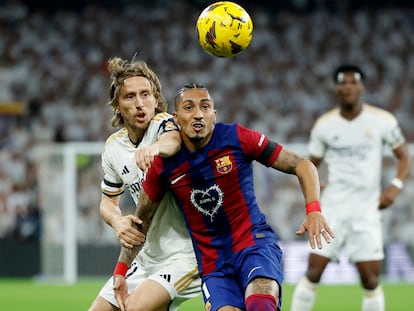 Modric presiona a Raphinha en el Clásico de la pasada jornada entre el Madrid y el Barcelona disputado en el Santiago Bernabéu.