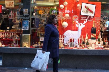 Escaparate con decoración navideña en el centro de Madrid.