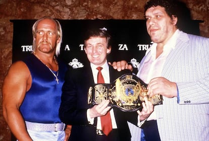 Hulk Hogan, Donald Trump (actual presidente de EE UU) y André durante un evento de lucha libre celebrado en Atlantic City en 1988.