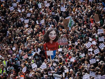 Miles de personas se manifiestan contra el desmantelamiento de la sanidad pública en la plaza de Cibeles, el domingo en Madrid.