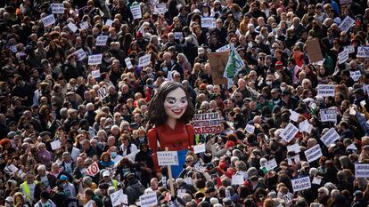 Miles de personas se manifiestan contra el desmantelamiento de la sanidad pública en la plaza de Cibeles, el domingo en Madrid.