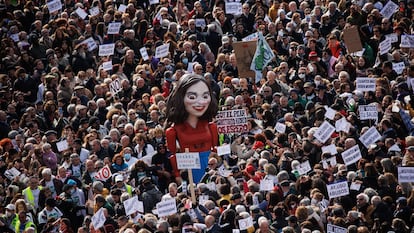 Miles de personas se manifiestan contra el desmantelamiento de la sanidad pública en la plaza de Cibeles, el domingo en Madrid.