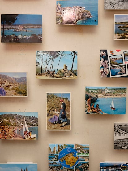 Exposición de postales de la casa.