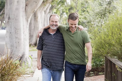 Un padre pasea con su hijo. 