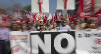 Cabecera de la manifestación contra la Reforma Laboral en Sevilla.