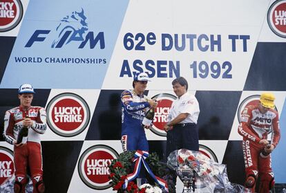1992. Acaba de caer la última frontera: Alex Crivillé descorcha el champán desde el peldaño más alto del podio de Assen (Holanda). Es la primera victoria española en 500cc. A su lado, Sito Pons.