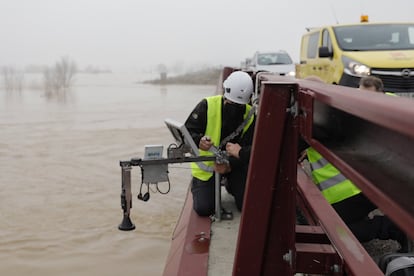 Efectivos de la UME contruyendo un dique de contención en la localidad aragonesa de Remolinos para proteger el pueblo de la posible inundación del río Ebro, este lunes.