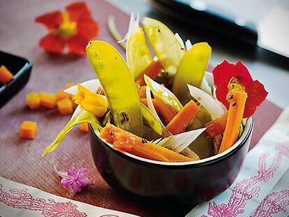 Ensalada de tirabeques con cebolleta, tomate y vinagreta asiática