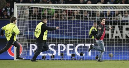 Un espontáneo, perseguido por dos steward, en el campo del Wolfsburgo. Tuvo que salir un miembro del banquillo del conjunto alemán para frenarle.