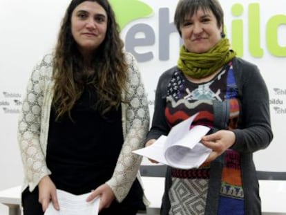 Irune Soto, a la izquierda, junto a Maribi Ugarteburu este viernes en Bilbao. 