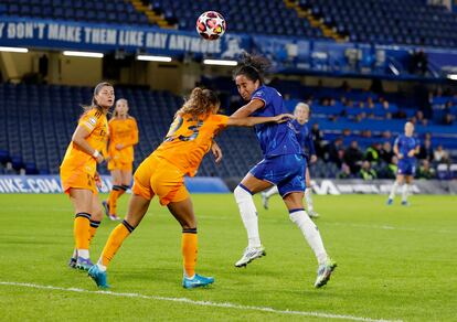 Mayra Ramírez remata de cabeza ante Lakrar en el tercer gol del Chelsea.