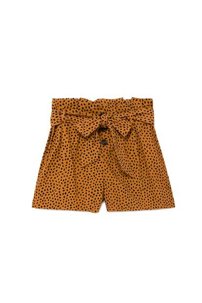 Como cada verano, los estampados y colores étnicos regresan a las prendas más frescas: la prueba estuvo en los desfiles de Gucci, Saint Laurent o Rochas y sus animal prints. Y en Lefties toda su nueva colección femenina cumple la premisa al 200%. En la imagen, uno de sus shorts, abotonado y con lazo.