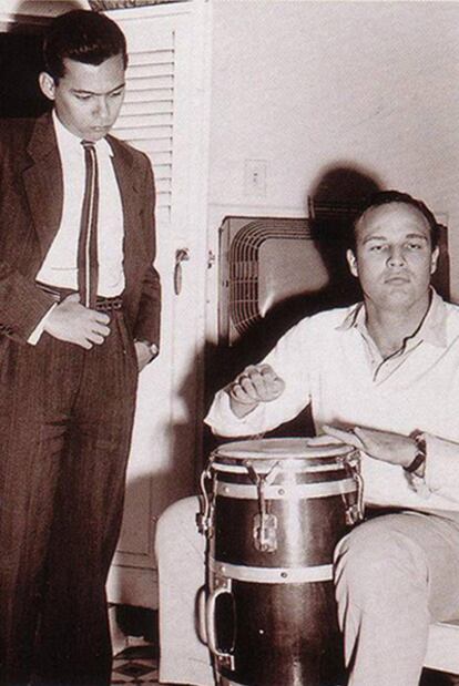 Cabrera Infante con Marlon Brando en La Habana, en los años cincuenta.