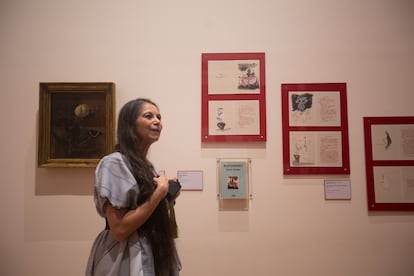 Carmen Boullosa durante el recorrido por su exposición en el Museo Nacional de Arte.