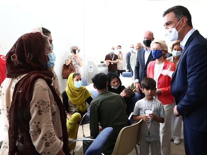 Pedro Sánchez (a la derecha), presidente del Gobierno, conversa con varias mujeres afganas evacuadas de Kabul, acompañado de la presidenta de la Comisión Europea, Ursula von der Leyen (segunda por la derecha), y el presidente del Consejo Europeo, Charles Michel (tercero por la izquierda).