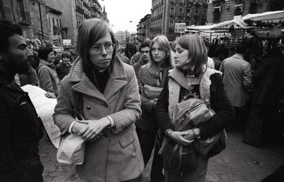 Unas turistas agarran su bolso mientras pasean por El Rastro de Madrid. En el año 1976, 18,5 millones de visitantes extranjeros dejaban en España unos ingresos de 241.814,9 millones de pesetas según el Instituto de Turismo de España (lo que vendrían siendo unos 1,24 billones de euros de ahora, incluyendo la subida del IPC).