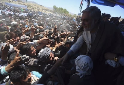 Seguidores del candidato afgano Abdullah Abdullah aclaman a su líder en un acto de campaña durante la segunda ronda electoral en Ghor, Afganistán