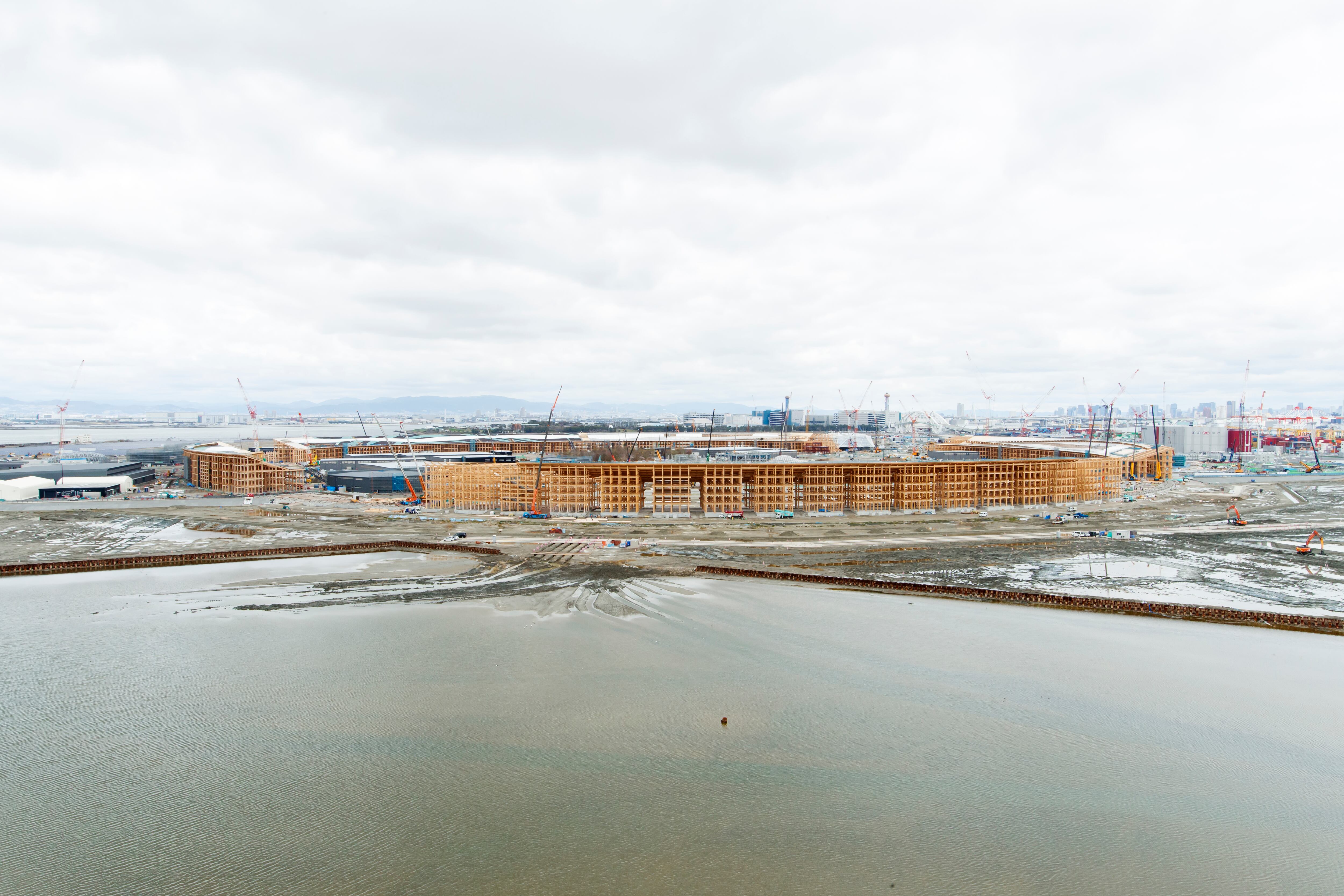 Estado actual de las obras de la Expo Osaka 2025 en la isla artificial de Yumeshima, en la bahia de Osaka.